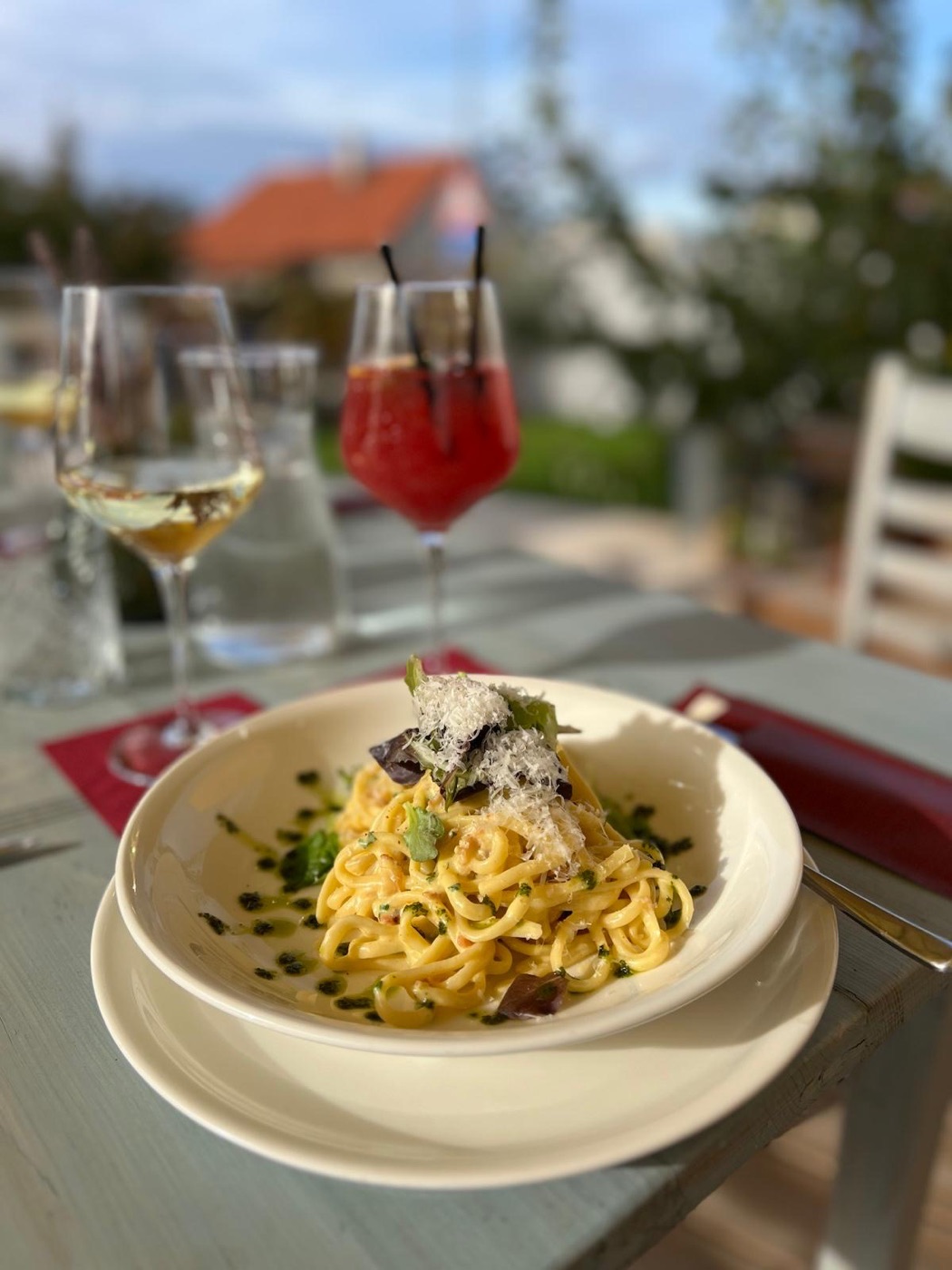 Domácí tagliatelle s parmazánem na terase