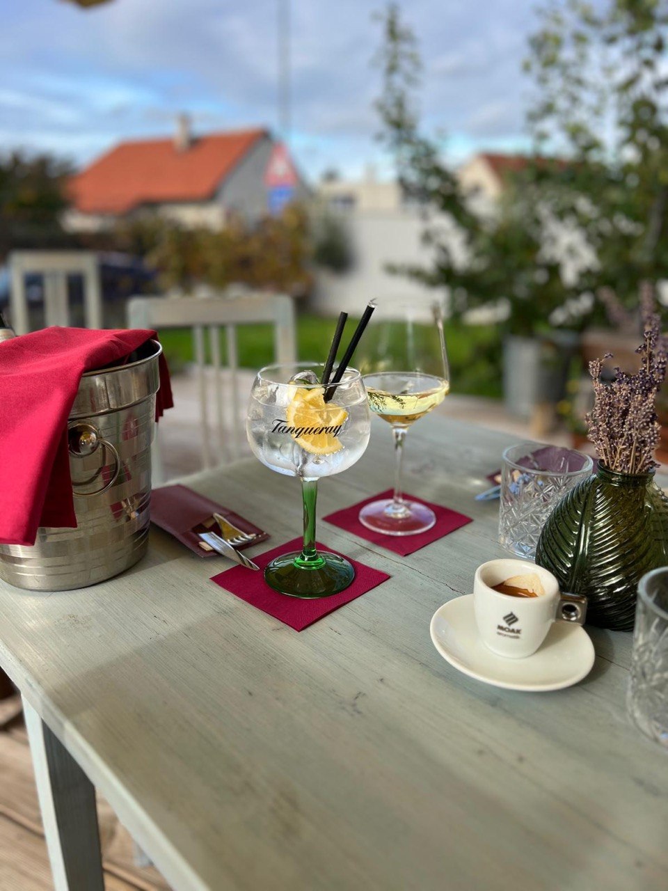 Espresso a drinky na terase